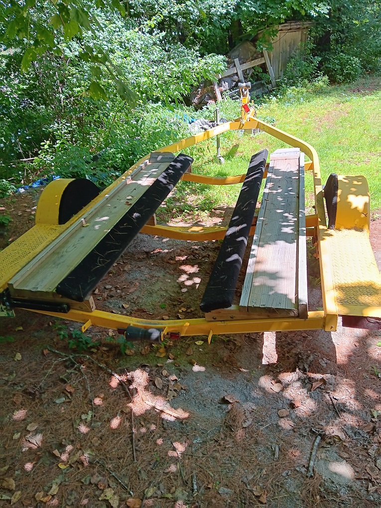 Boat trailer without center track
